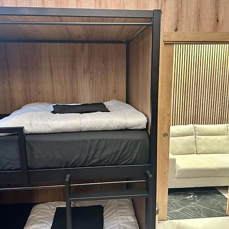 Velvet Hostels Pacifico Madrid Eksteriør bilde